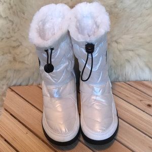 Madden Girl white Icicle Snow Boots Sz 9M